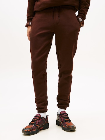 Tommy Jeans Tapered Hose in Braun: Vorderseite