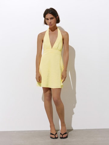 Pull&Bear Лятна рокля в жълто
