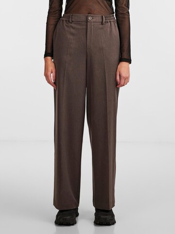 PIECES Loose fit Pleated Pants 'Camil' in Brown: front