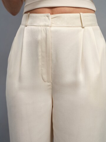 A LOT LESS Wide leg Pleat-front trousers 'Florentina' in Beige