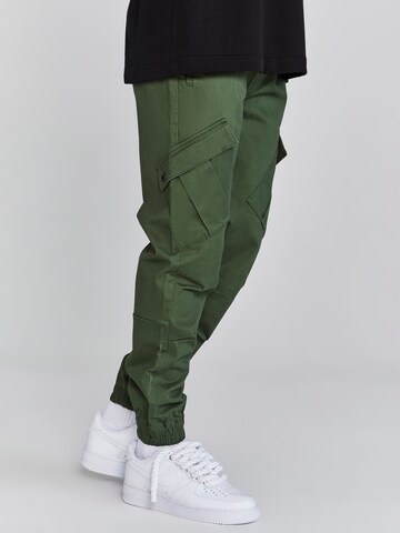 Tapered Pantaloni cargo di SikSilk in verde