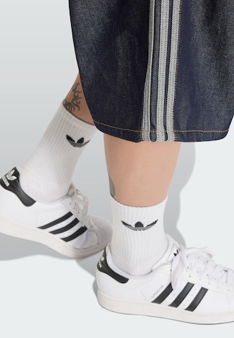 ADIDAS ORIGINALS - Perna larga Calças de ganga 'Firebird Adicolor' em azul
