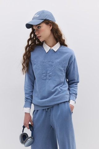 No Matter What Sweatshirt in Blau: Vorderseite