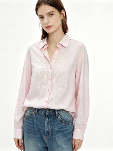 T-shirt 'Oversize-Leinenbluse mit floraler Stickerei und Perlendetails' yoligex en rose : devant