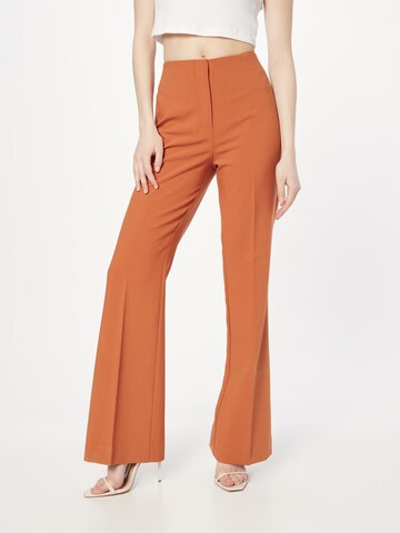 Flared Pantaloni con piega frontale 'Corinne' di SOAKED IN LUXURY in marrone: frontale