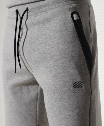 regular Pantaloni sportivi di Superdry in grigio