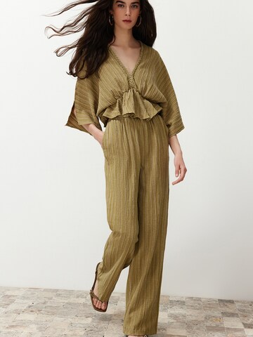 Trendyol Loosefit Nadrág - zöld: elől