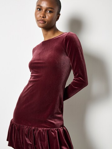 Robe ' ' Apricot en rouge