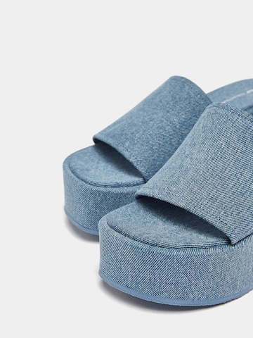 Pull&Bear Pantolette in Blau