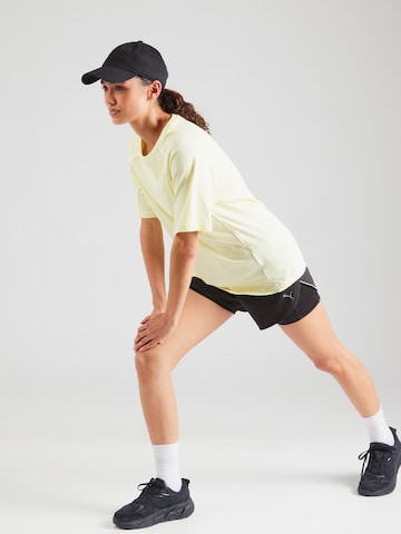 T-shirt fonctionnel PUMA en jaune