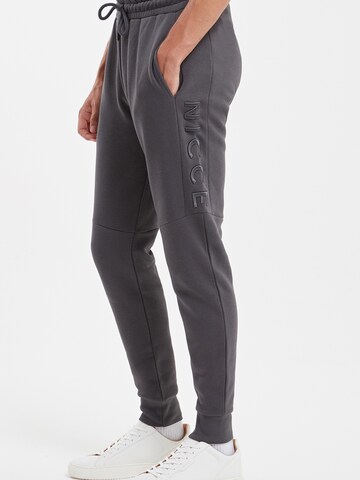 Nicce Tapered Broek 'MERCURY' in Grijs: voorkant