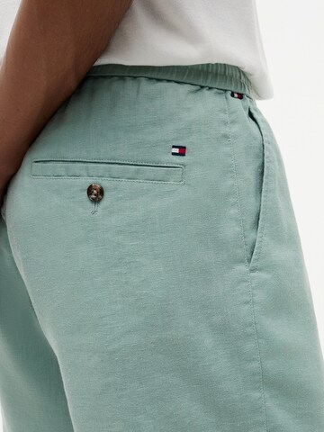 Loosefit Pantalon chino TOMMY HILFIGER en vert