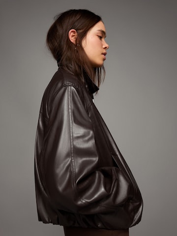 Bershka Välikausitakki värissä ruskea