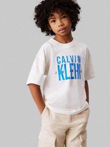 T-Shirt Calvin Klein Jeans en blanc : devant