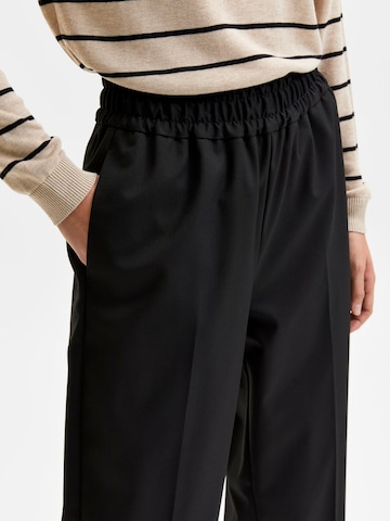 SELECTED FEMME Loose fit Trousers with creases 'Aletta' in Black