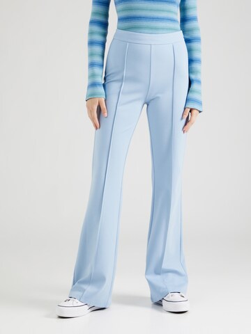 florence by mills exclusive for ABOUT YOU Na zvonec Hlače 'Spruce' | modra barva: sprednja stran