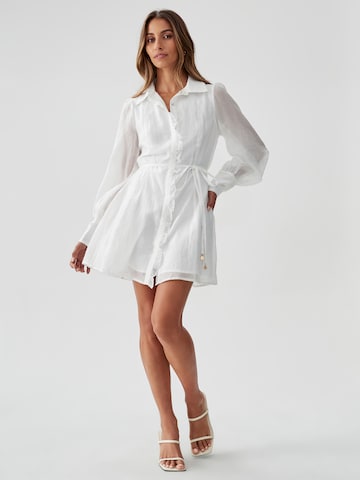 The Fated Φόρεμα σε λευκό: μπροστά