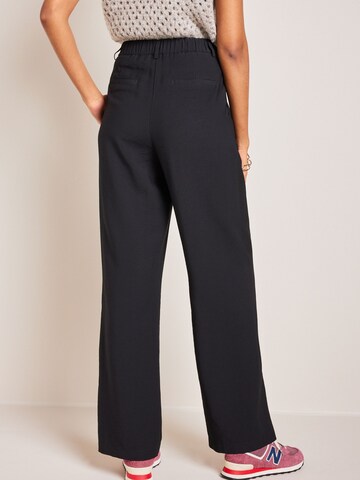Wide leg Pantaloni con pieghe di Next in nero