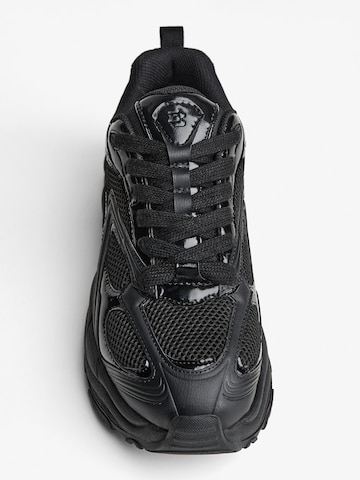 Sneaker low de la Bershka pe negru