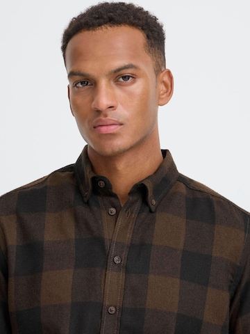 Coupe regular Chemise 'BHBUSTER' BLEND en marron