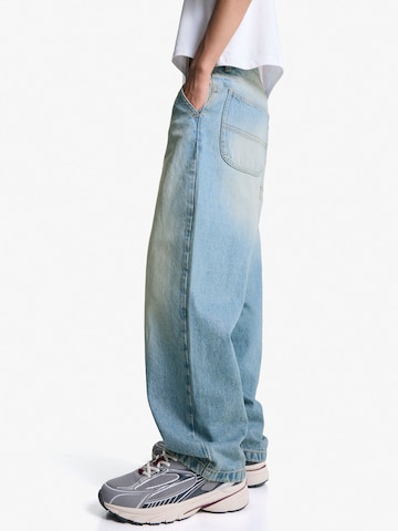 Bershka Baggy Jeans in Blauw: voorkant