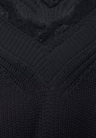 LASCANA Пуловер в черно