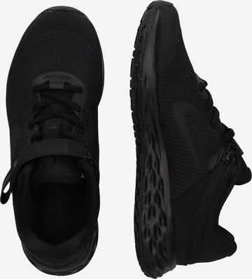 Chaussure de sport 'Revolution 6 FlyEase' NIKE en noir