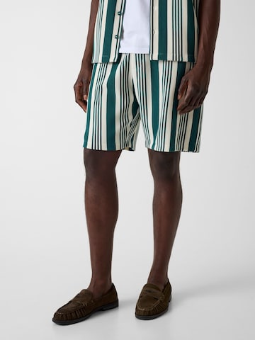 GUESS Regular Guess Gestreifte Shorts in Grün: Vorderseite