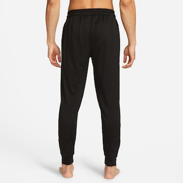 NIKE - Tapered Pantalón deportivo en negro