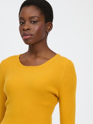 Influencer Pullover in Gelb