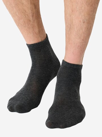 Nur Die Socks in Grey: front