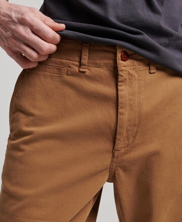 Superdry Slimfit Chinohose in Bronze