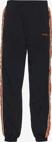 FUBU Tapered Housut 'Corporate' värissä musta: etupuoli