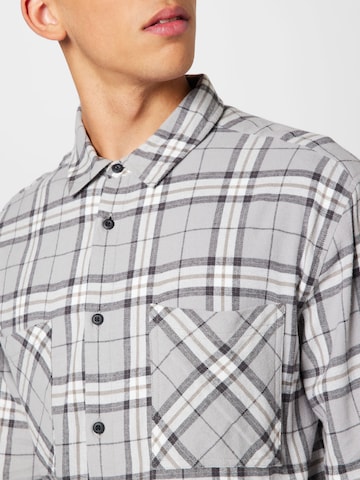 Urban Classics - Ajuste confortable Camisa en gris