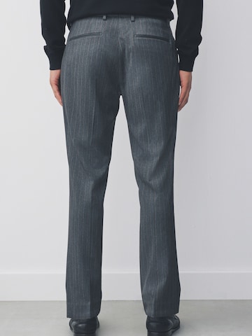 Loosefit Pantaloni con pieghe di Next in grigio