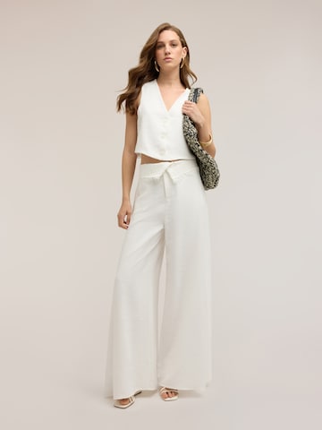 Wide leg Pantaloni di MOTIVI in bianco: frontale