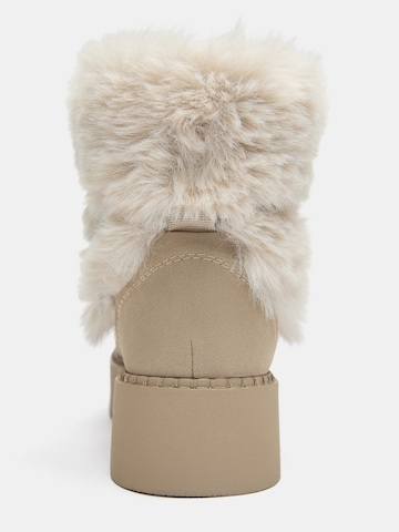 Bocanci de zăpadă de la Pull&Bear pe bej