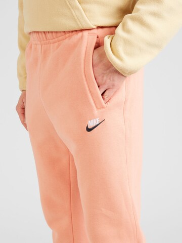 Nike SportswearTapered Hlače 'CLUB FLEECE' - narančasta boja