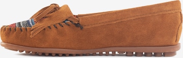 Minnetonka Мокасины 'Kilty' в Коричневый: спереди