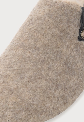 VERBENAS Slipper 'YORK PICOS' in Beige