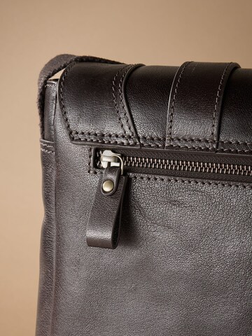 Next Lähettilaukku värissä ruskea