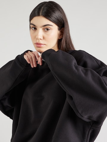 ALPHA INDUSTRIES Sweatshirt 'Essentials' in Zwart