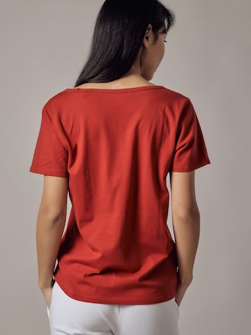 Maglietta 'T-Shirt Scollo Profondo' di OWN Off With Nature in rosso