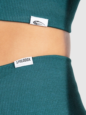 Smilodox Skinny Shorts 'Amaze Pro' in Grün