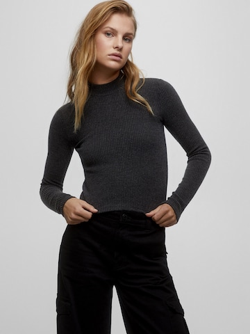 Tricou de la Pull&Bear pe negru: față