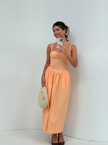 Abito di noar studios in arancione