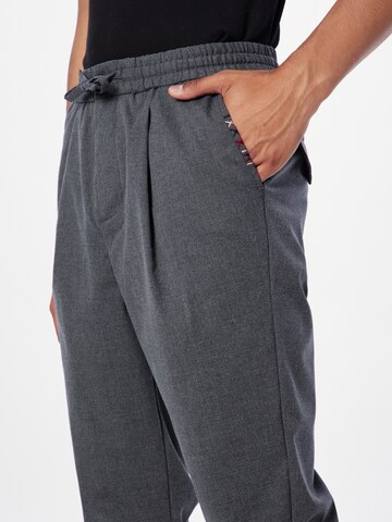 SCOTCH & SODA - Tapered Pantalón plisado en gris