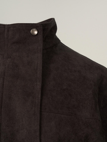 Veste mi-saison 'Vintage Cropped Suede Jacket with Belt' yoligex en gris