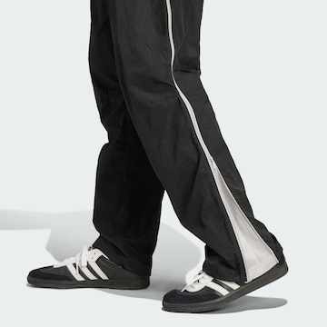 ADIDAS ORIGINALS Loosefit Housut värissä musta