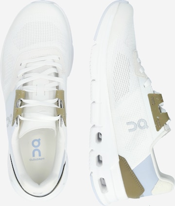 Sneaker bassa 'Cloudrift' di On in bianco